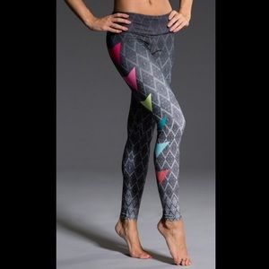 NWOT Onzie Grey Arrow Print yoga Legging sz small